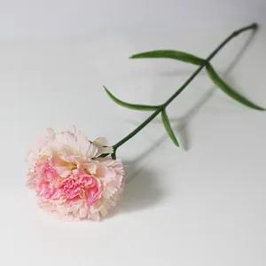 Detalle de un clavel artificial rosa y blanco realista con tallo verde
