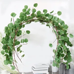 Gros plan d'une guirlande d'eucalyptus artificielle drapée sur un support