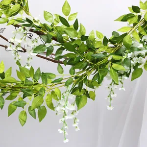 Detailopname van kunstmatige witte blauweregen met groene bladeren voor huisdecoratie