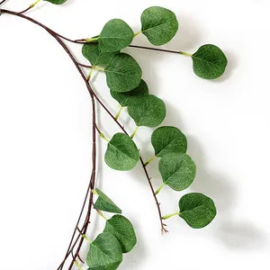 Gros plan détaillé d'une guirlande d'eucalyptus artificiel avec nervures réalistes.