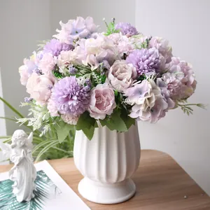 Detail van Noordse kunstmatige pioenrozen en hortensia's in een witte geribbelde vaas