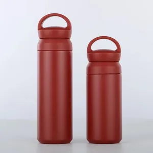 Deux bouteilles isothermes en acier inoxydable rouge avec poignées de taille différente.