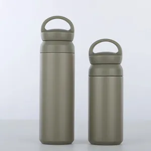 Deux tailles de gobelets isolés en acier inoxydable vert olive avec des poignées