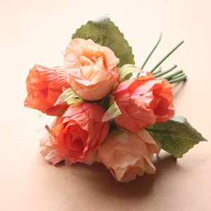 Detailansicht eines künstlichen Seidenrosenstraußes mit realistischen orangefarbenen Blüten.