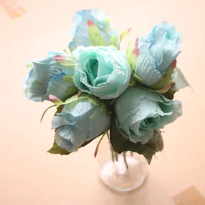 Detaillierte Draufsicht auf künstliche blaue Seidenrosen für die Heimtischdekoration