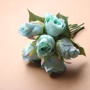 Detailansicht künstlicher hellblauer Seidenrosen mit rosa Verlaufsrändern