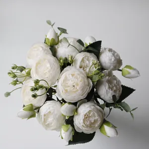 Vue de dessus d'un bouquet de pivoines artificielles blanches avec feuilles vertes
