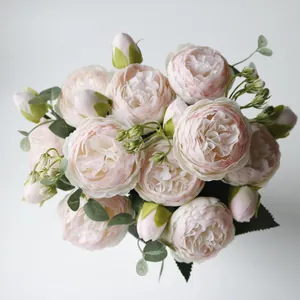 Bouquet élégant de pivoines artificielles roses et blanches pour les intérieurs