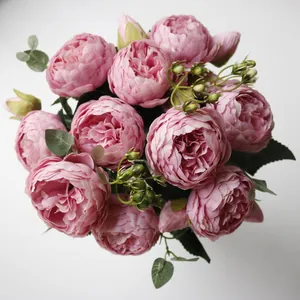 Vue de dessus détaillée d'un bouquet réaliste de pivoines artificielles roses à 5 têtes