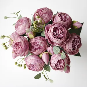 Gros plan haute définition de pivoines artificielles roses et feuilles vertes naturelles