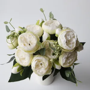 Vue de dessus d'un bouquet réaliste de pivoines et de roses blanches pour la maison