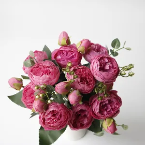 Vue détaillée d'un bouquet de roses et pivoines artificielles roses à 5 têtes
