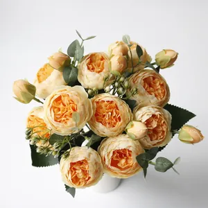 Gros plan d'un bouquet de pivoines artificielles champagne pour déco d'intérieur