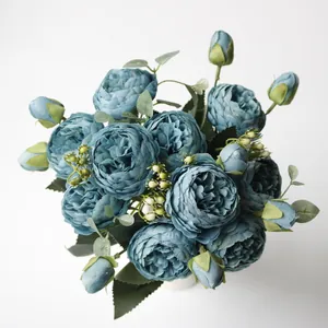 Détail d'un bouquet réaliste de pivoines artificielles bleu poudré pour décor de table
