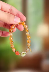 Detailansicht eines Armbands aus gelbem Rutilquarz mit Jadegourd-Anhänger