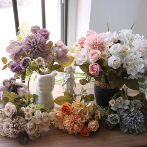 Vielfältige Auswahl an herbstlichen Kunstblumensträußen mit Rosen und Gänseblümchen