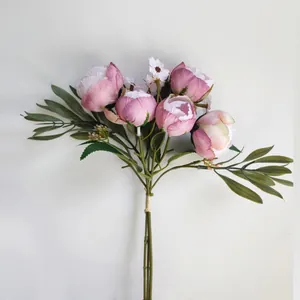 Nahaufnahme eines künstlichen rosa Seidenpfingstrosen-Bouquets mit realistischen Blütenblättern