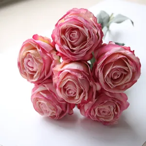 Detailansicht künstlicher 6-Kopf-Litschi-Rosen mit verbranntem Rand.