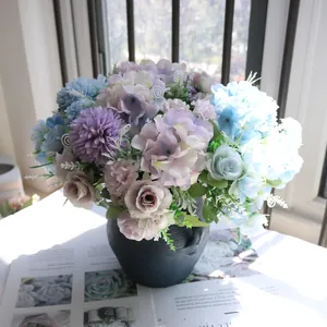Vue détaillée d'un bouquet de roses artificielles dans un vase sombre près d'une fenêtre ensoleillée