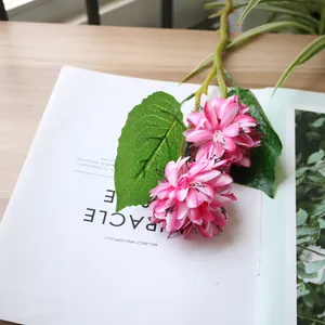 Gros plan de fleurs de chrysanthème artificielles roses pour la décoration intérieure