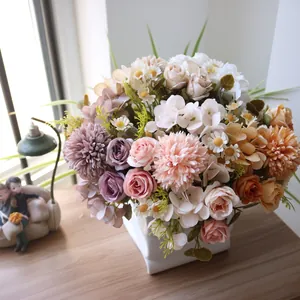 Detailansicht eines herbstlichen Kunststraußes mit Rosen und Hortensien in Vase.