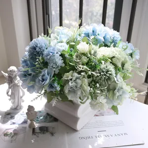 Gros plan d'un bouquet de roses artificielles bleu et blanc de style nordique en vase