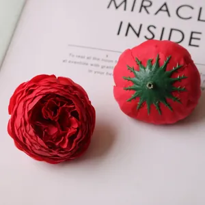 Detailopname van rode zijden pioenbloemhoofden voor DIY decoratie en accessoires
