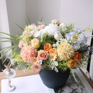 Detailweergave van kunstmatig bloemboeket met rozen en pompons in een vaas