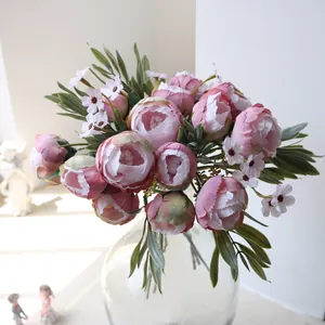 Detailansicht eines rosa Seidenblumenstraußes in einer Glasvase für Hochzeitsdeko
