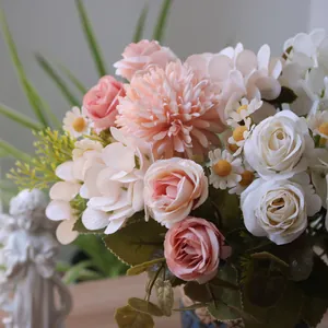 Nahaufnahme von realistischen Seidenrosen und Chrysanthemen in warmen Herbsttönen zur Deko