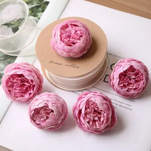 Detailweergave van kunstmatige roze zijden pioenrozen voor DIY haaraccessoires.