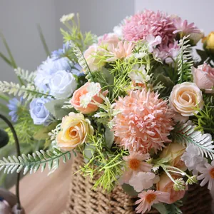 Detailopname van gemengde kunstmatige zijden bloemen met rozen en madeliefjes voor huis.