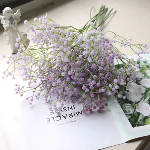 Nahaufnahme von violetten künstlichen Schleierkraut Blumen für die Heimdekoration