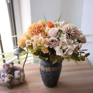 Detailansicht eines herbstfarbenen Kunstblumenstraußes mit Rosen und Hortensien