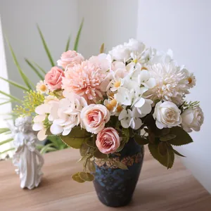 Elegantes Detail eines herbstlichen Kunstblumenstraußes mit Seidenrosen und Hortensien