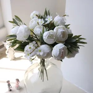 Detailansicht eleganter weißer künstlicher Ranunkelblumen aus Seide in einer Vase
