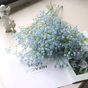 Schöne hellblaue künstliche Schleierkrautblumen auf einer offenen Zeitschrift