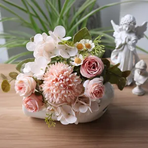 Detaillierte Ansicht von künstlichem rosa Rosen- und Chrysanthemenstrauß in weißer Vase