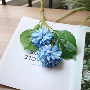 Gros plan détaillé de chrysanthèmes bleus artificiels pour la décoration intérieure