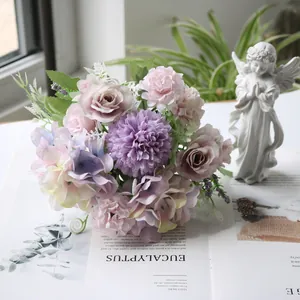 Gros plan d'un élégant bouquet de roses artificielles de style nordique aux tons rose et violet.
