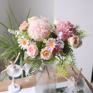 Gedetailleerd beeld van roze kunstrozen en pomponbloemen in een glazen vaas