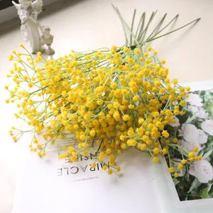 Nahaufnahme von künstlichen gelben Schleierkrautblumen für die Wohndeko