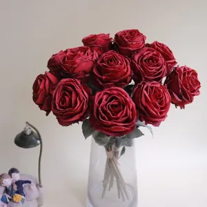 Detailansicht von tiefroten Kunstrosen mit französischem Brandrand in einer Vase