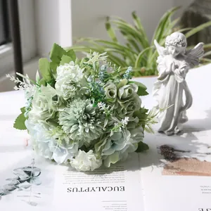 Élégant bouquet de roses artificielles nordiques pour la décoration de la maison sur revue
