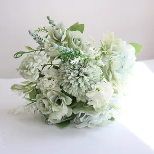 Vue détaillée d'un bouquet de fleurs artificielles vert sauge avec roses et boules