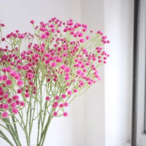 Nahaufnahme von lebhaften magenta-farbenen künstlichen Schleierkrautblüten.