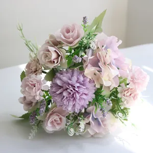 Vue détaillée d'un bouquet de roses artificielles nordiques avec des fleurs de pompon violettes