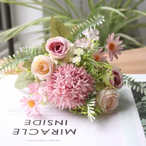 Gedetailleerde weergave van kunstmatig boeket met roze rozen en madeliefjes voor decoratie