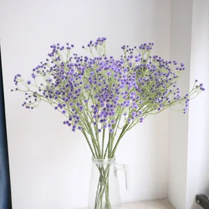 Detailansicht von lila künstlichen Schleierkrautblüten in einer Klarglasvase