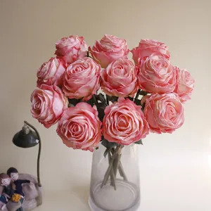 Realistische künstliche rosa Rosen im französischen Stil in einer klaren Glasvase